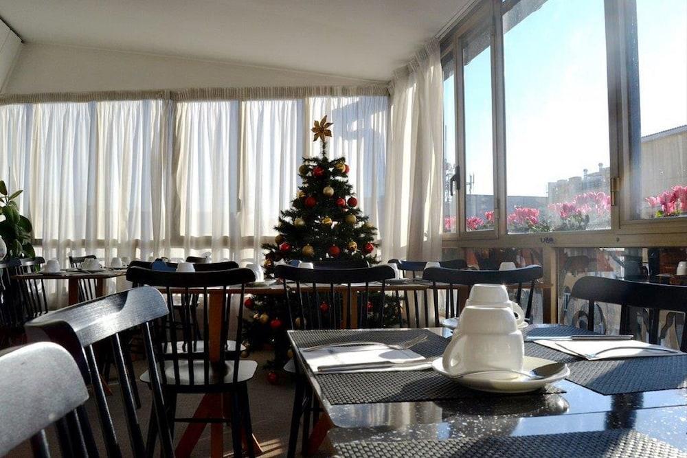 Hotel Tritone Roma Esterno foto